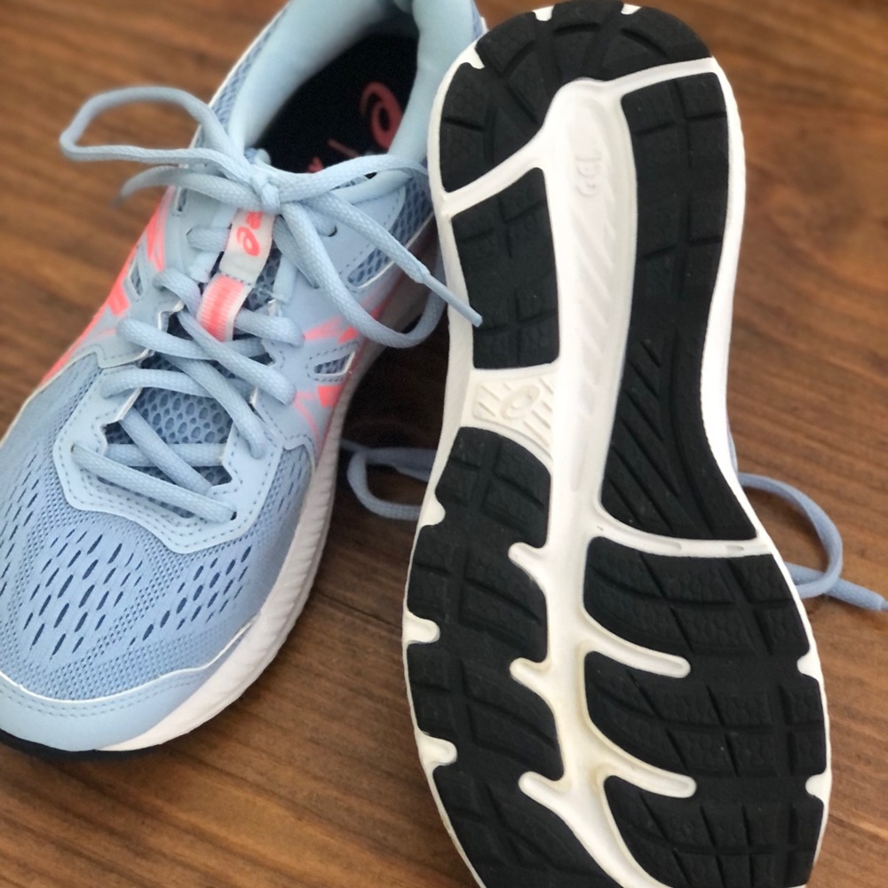 ASICS tennis shoes 7 1/2